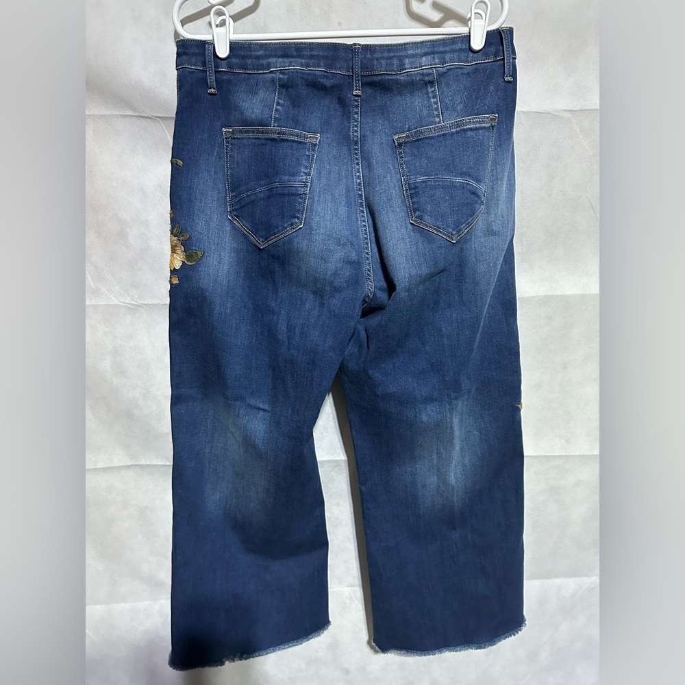 Driftwood Charlee Wide Leg Cropped Floral Embroidered Jeans Raw Hem Boho Size 32 - Picture 2 of 5